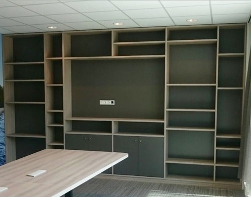Boekenkasten op maat - rechtstreeks uit eigen meubelmakerij. Boekenkasten op maat - rechtstreeks uit eigen meubelmakerij.